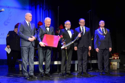 Laureat Szabli im. Jana Kilińskiego Lech Wietrzyk w toważystwie Posła K.Gadowskiego, Prezesa Zwiazku Rzemiosła J.Klimka, prezyedna Żor W.Socha, Starszego Cechu Z.Krzak 