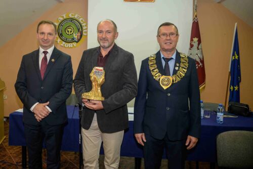 Laureat Statuetki Złote Ręce J. Kopiecki w toważystwie Prezydenta Żor W.Sochy i Starszego Cechu Z.Krzak