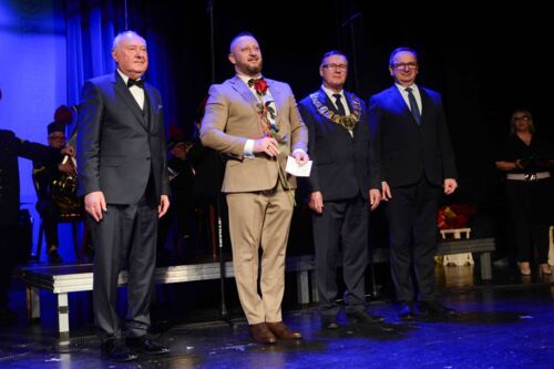Laureat Złotego Medalu  im. Jana Kilińskiego R.Kuś w towarzystwie Prezesa Związku Rzemiosła Polskiego J.Klimka, Starszego Cechu Z. Krzaka, Prezydenta Żor W.Socha