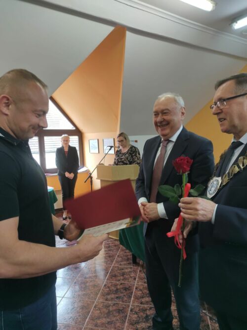 Pan Marcin Duraj podczas odbioru dyplomu z okazji 15-lecia prowadzenia działalności. Podczas Walnego Zebrania Pan Marcin został również odznaczony Honorową Odznaką Rzemiosła Śląskiego.